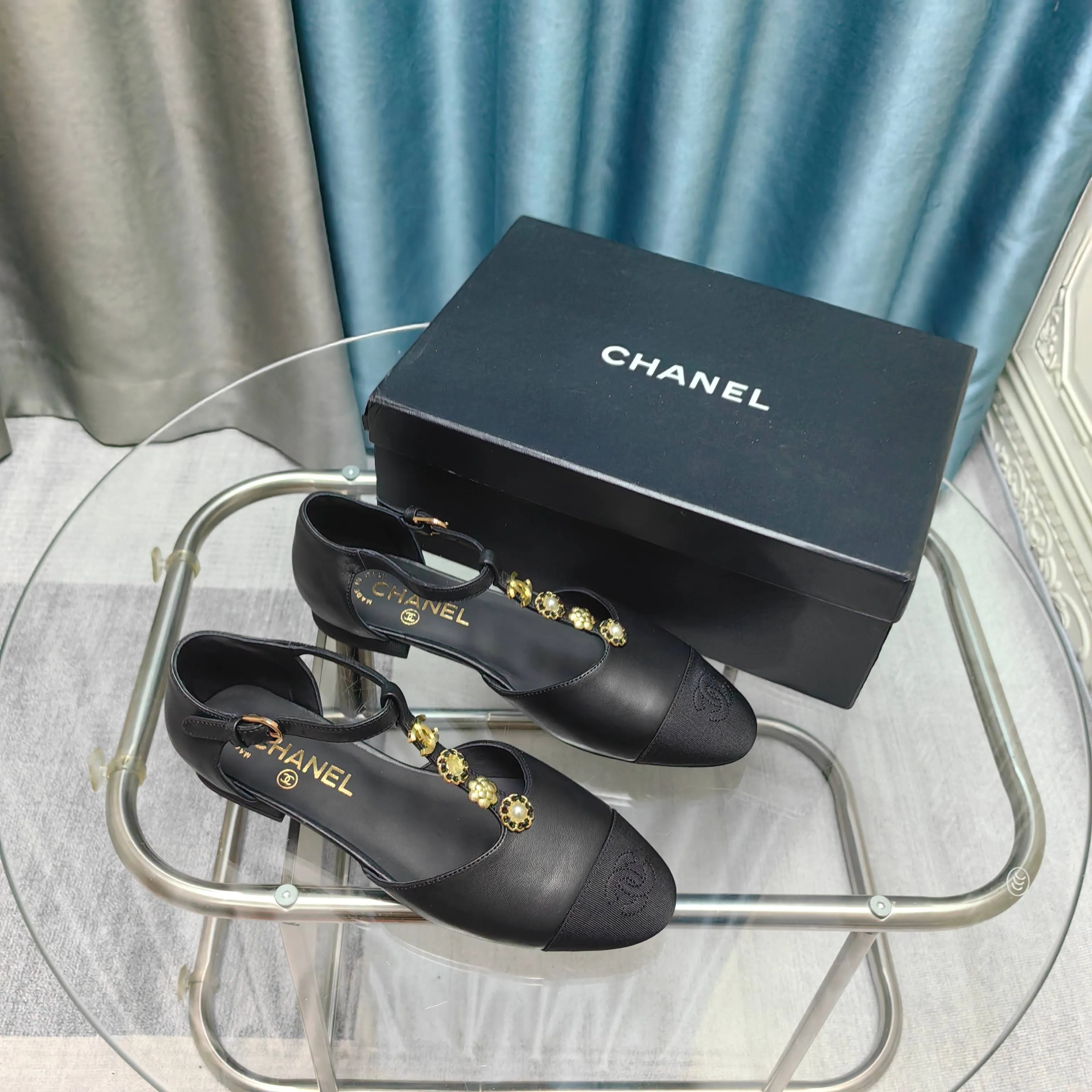 👟👟Ex-factory price 560👟👟 2025ss CHANEL hollow Mary Jane sandals, classic and fashionable. The iconic black and color-blocked upper is elegant and unique, and the double C element underlines the brand style in a low-key way. Decorated with exquisite metal chains, it is smart and eye-catching. Simple buckle design fits the foot. Whether for commuting or leisure, it can add points to your outfit and easily interpret French elegance. Upper: Sheepskin Lining: Sheepskin Insole: Sheepskin Size: 35-39 (set at 40.41)